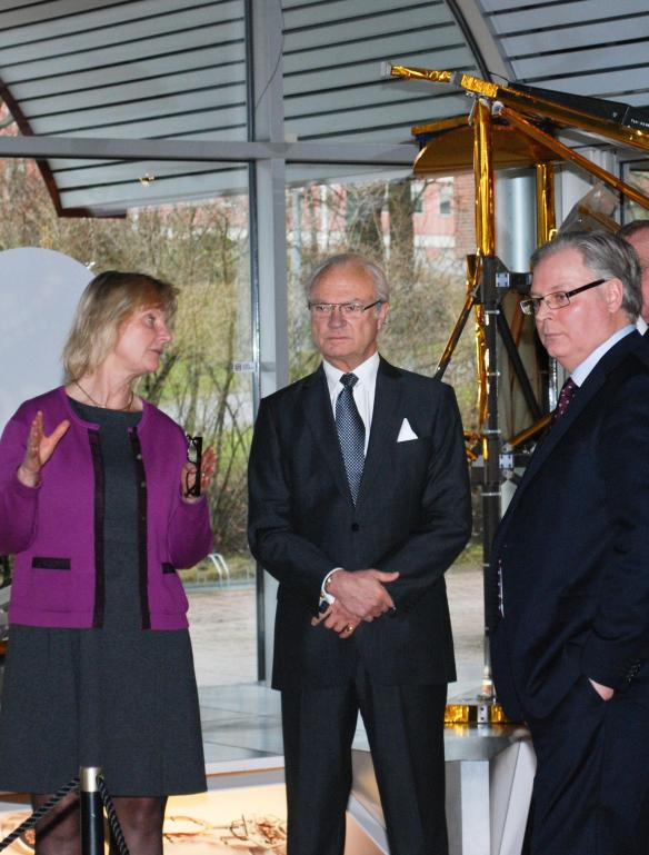 Image: Anna Rathsman telling the King about the Odin project. CEO Stefan Gardefjord to the right.